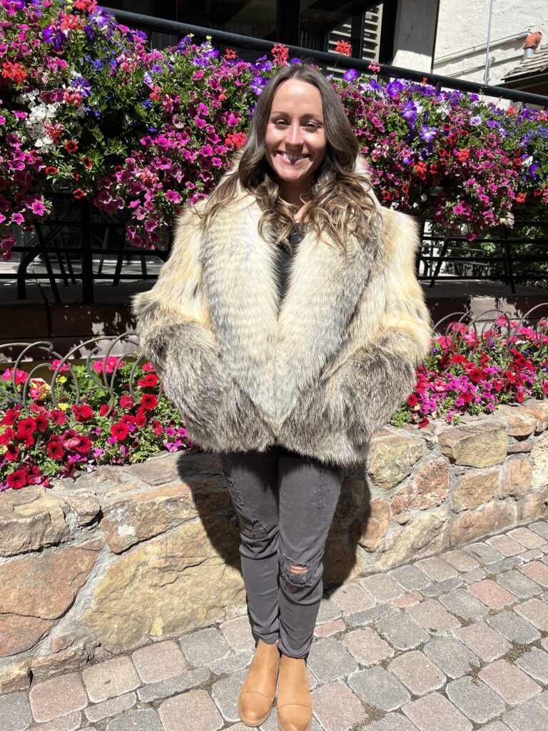 Our natural golden island fox fur jacket is a stunning piece that radiates luxury and warmth. This jacket has a unique blend of rich, golden hues that...