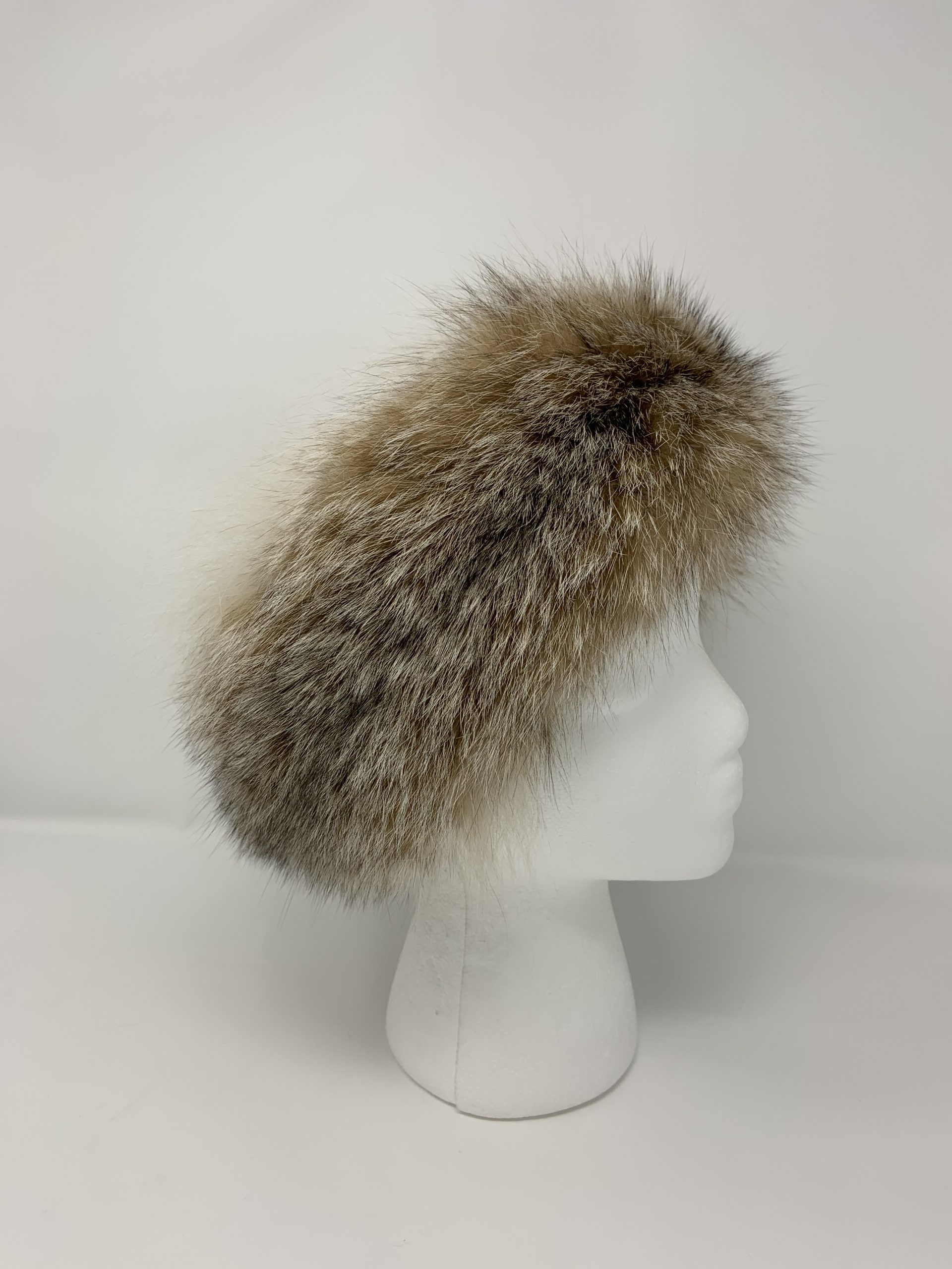 IMG_1655-scaled-1.jpg Our natural Canadian lynx fur headband is a warm and stylish winter accessory. Made from the soft, natural fur of the Canadian lynx, it features a plush texture.