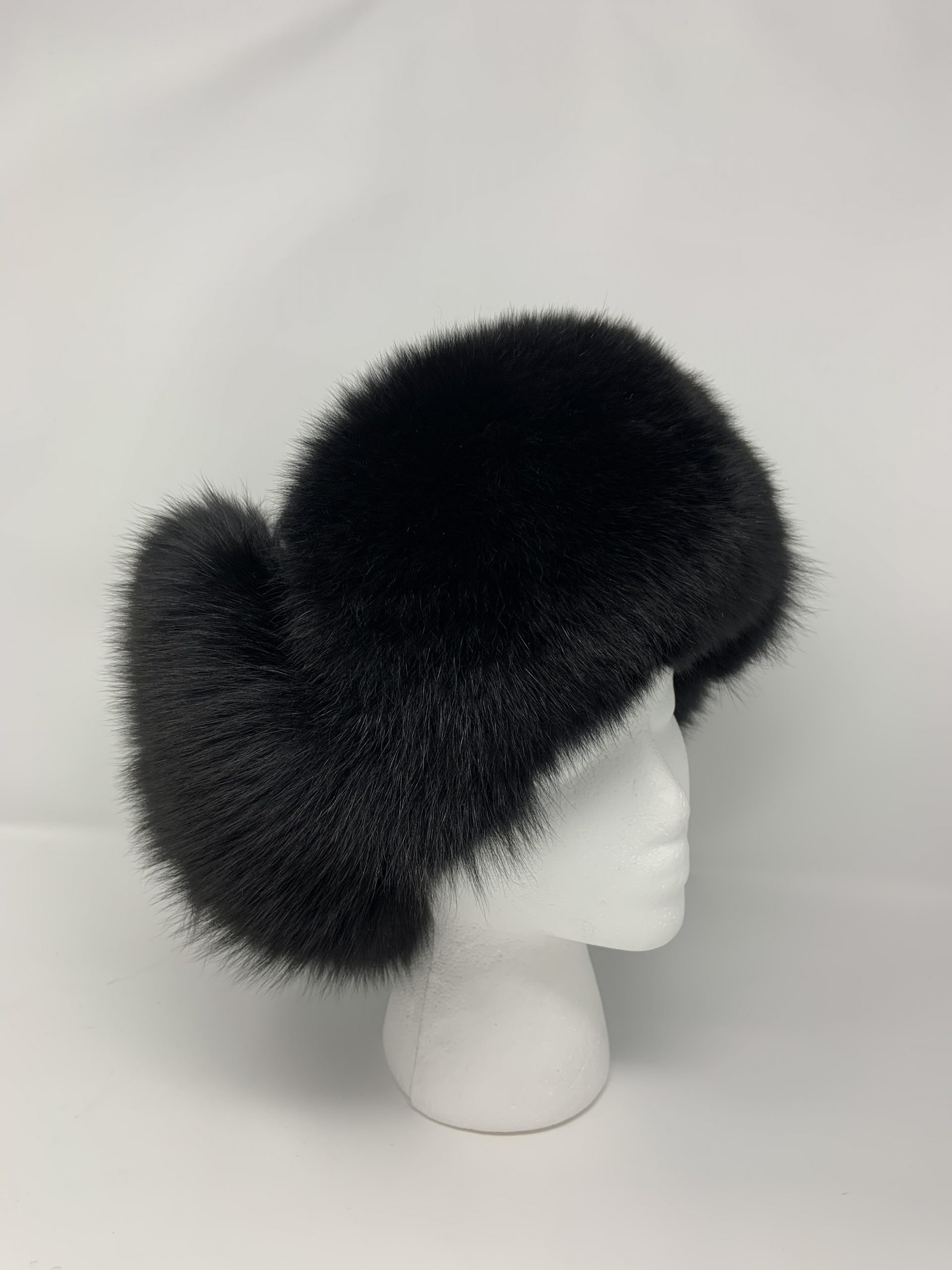 IMG_1725-scaled-1.jpg Our dyed black knit and suede trapper with fox trim combines classic style and essential warmth. Crafted from premium leather, it offers durability and a sleek look.
