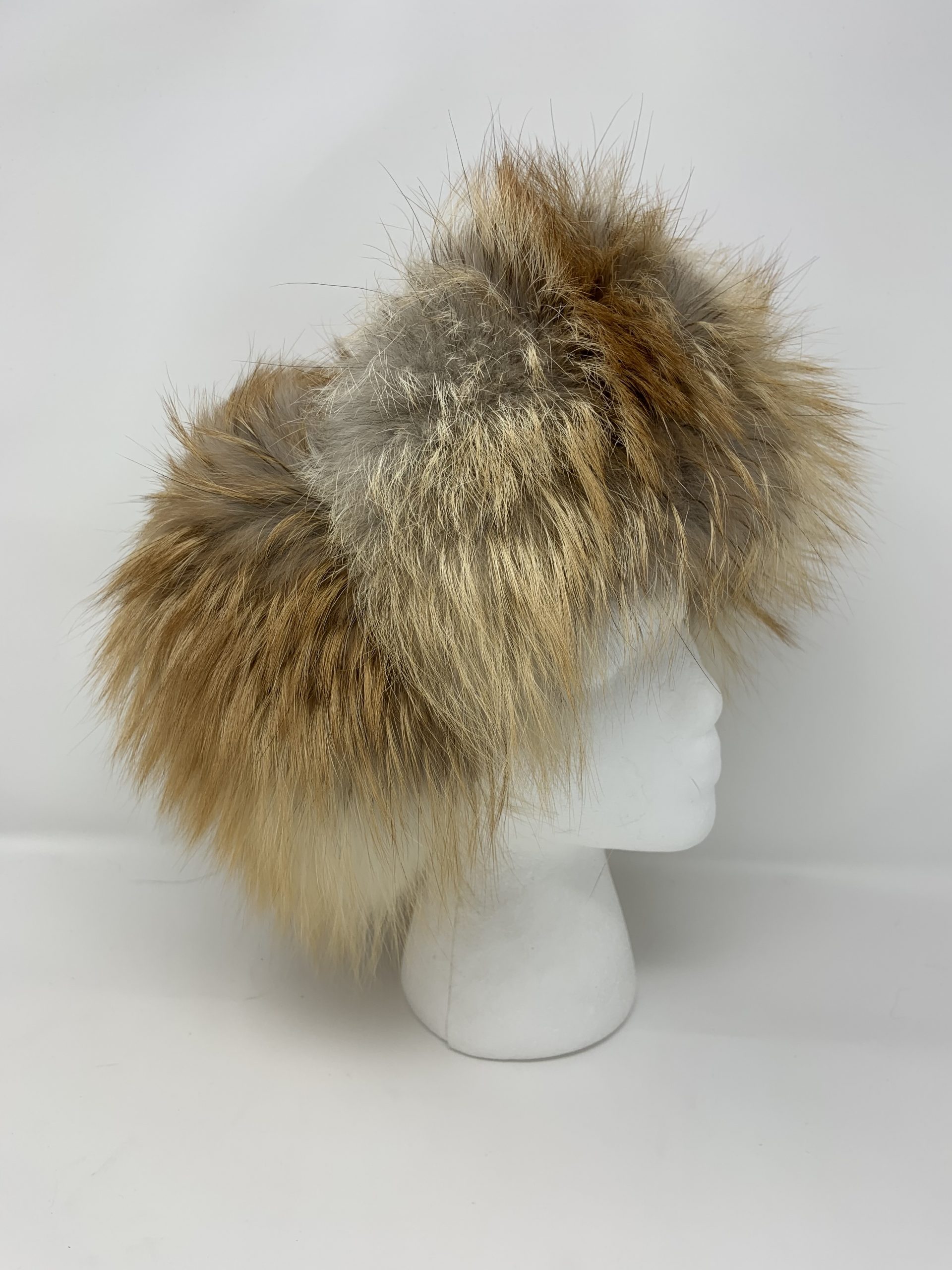 IMG_1752-scaled-1.jpg Our white leather trapper with coyote trim combines classic style and essential warmth. Crafted from premium leather, it offers durability and a sleek look.
