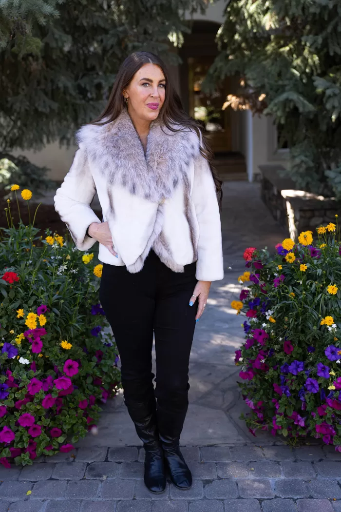 This natural sapphire cross mink jacket with platinum fox trim offers elegance and warmth. The mink’s unique pattern pairs beautifully with the soft platinum fox trim. Additionally, its luxurious design adds a refined touch to any outfit.