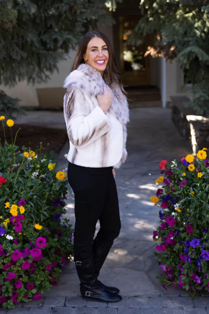 This natural sapphire cross mink jacket with platinum fox trim offers elegance and warmth. The mink’s unique pattern pairs beautifully with the soft platinum fox trim. Additionally, its luxurious design adds a refined touch to any outfit.