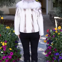 This natural sapphire cross mink jacket with platinum fox trim offers elegance and warmth. The mink’s unique pattern pairs beautifully with the soft platinum fox trim. Additionally, its luxurious design adds a refined touch to any outfit.