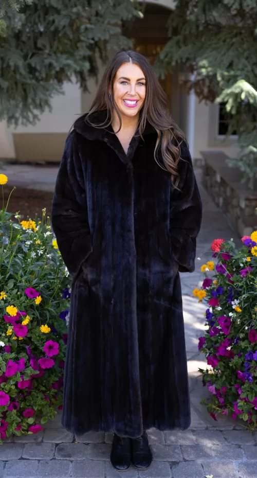 This dyed black ranch mink coat showcases sleek style and warmth. The rich black fur adds elegance to any outfit. Additionally, its soft texture ensures comfort for all occasions.