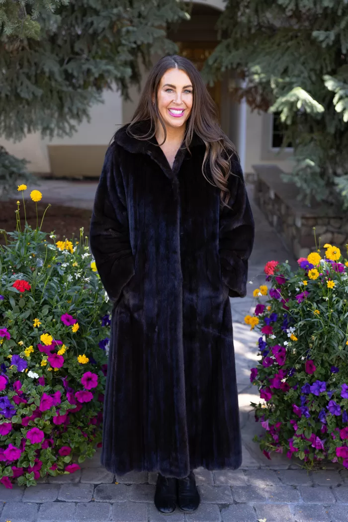 This dyed black ranch mink coat showcases sleek style and warmth. The rich black fur adds elegance to any outfit. Additionally, its soft texture ensures comfort for all occasions.