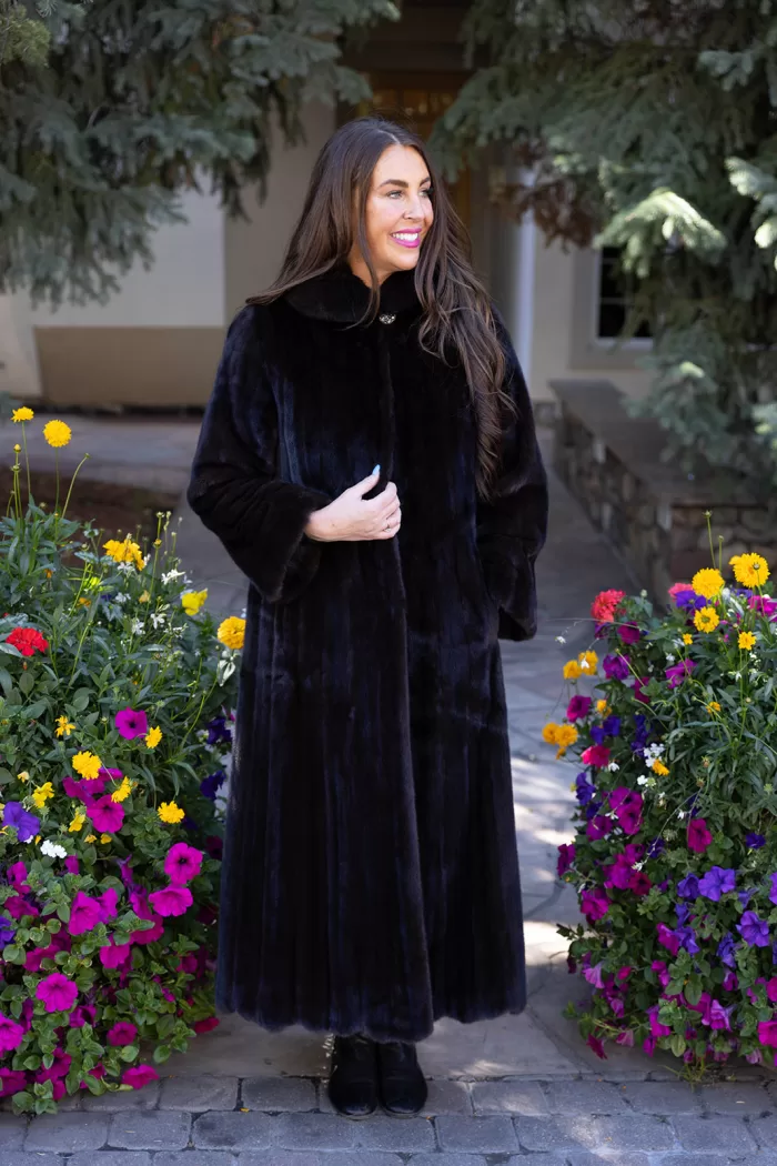 This dyed black ranch mink coat showcases sleek style and warmth. The rich black fur adds elegance to any outfit. Additionally, its soft texture ensures comfort for all occasions.