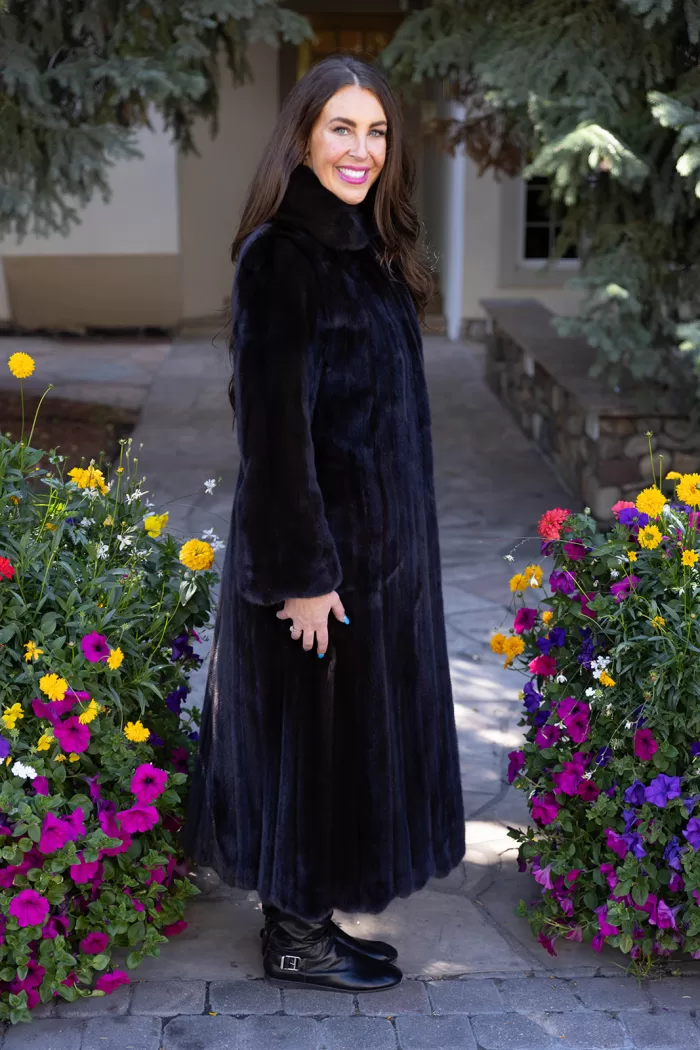 This dyed black ranch mink coat showcases sleek style and warmth. The rich black fur adds elegance to any outfit. Additionally, its soft texture ensures comfort for all occasions.