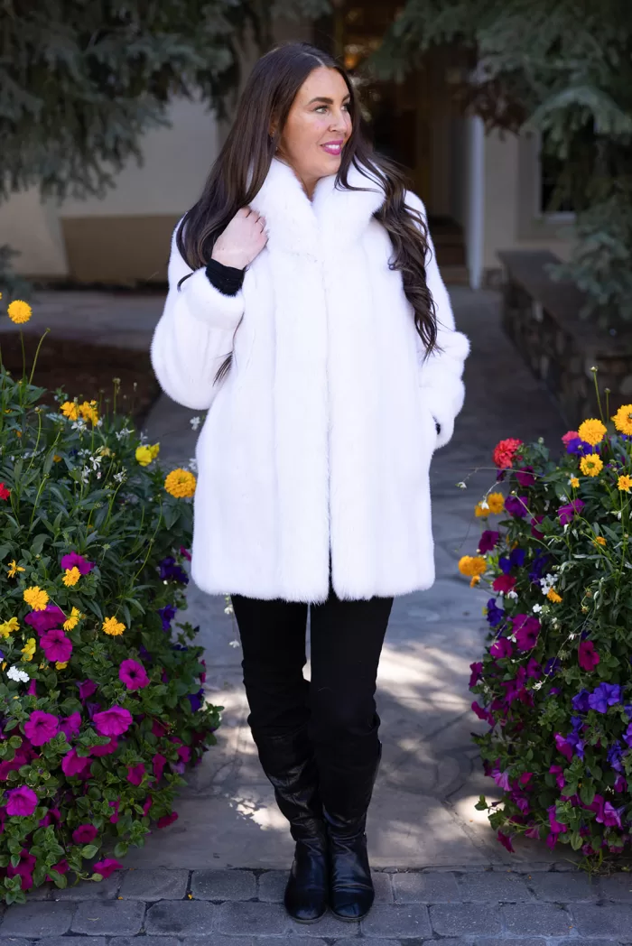 This white reversible mink coat with fox trim combines style and adaptability. The reversible design lets you switch between looks effortlessly. The soft white mink fur radiates elegance and warmth. The fox trim adds a touch of sophistication. As a result, this coat becomes a perfect choice for any occasion.