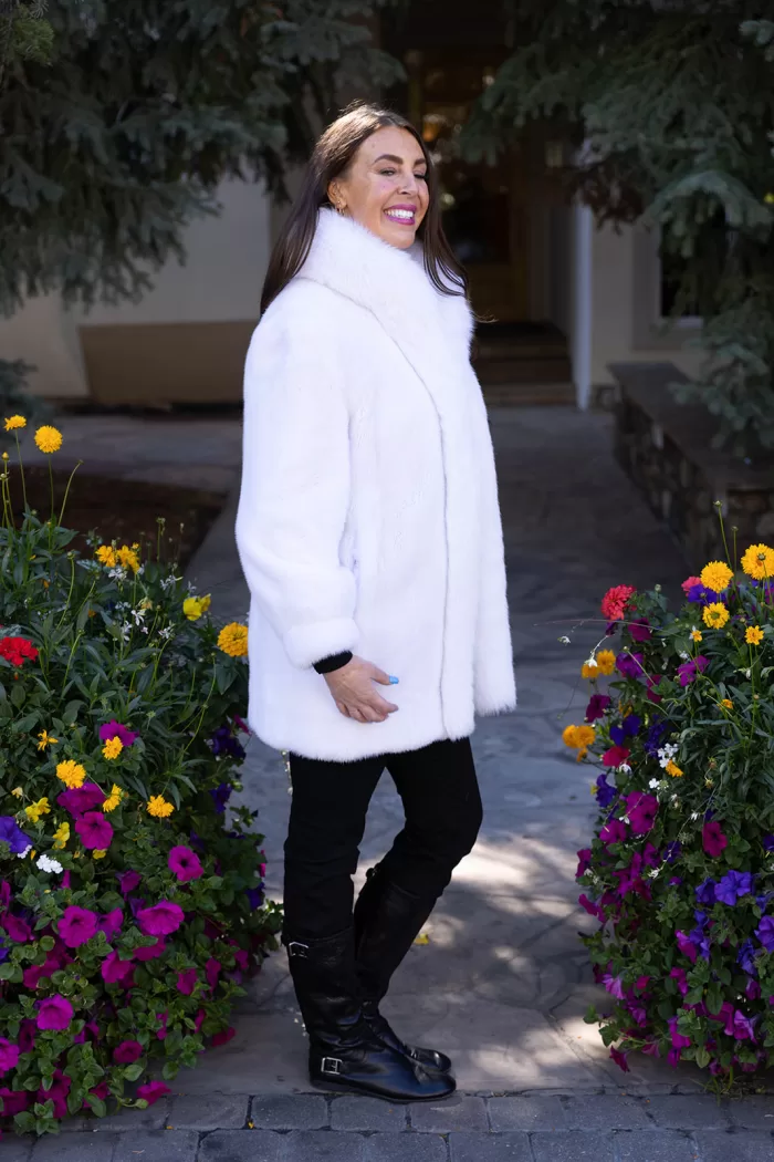 This white reversible mink coat with fox trim combines style and adaptability. The reversible design lets you switch between looks effortlessly. The soft white mink fur radiates elegance and warmth. The fox trim adds a touch of sophistication. As a result, this coat becomes a perfect choice for any occasion.