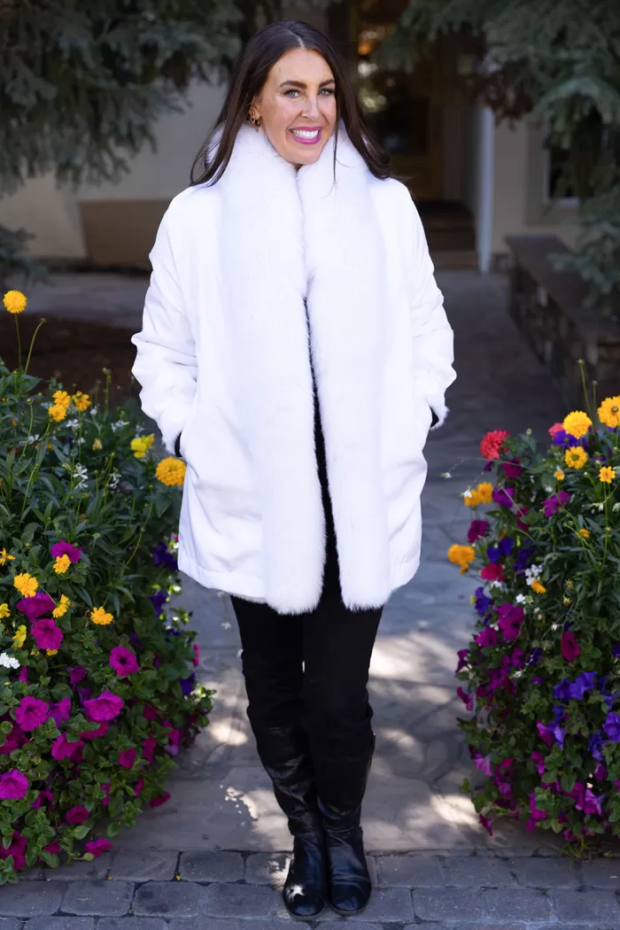 This white reversible mink coat with fox trim combines style and adaptability. The reversible design lets you switch between looks effortlessly. The soft white mink fur radiates elegance and warmth. The fox trim adds a touch of sophistication. As a result, this coat becomes a perfect choice for any occasion.