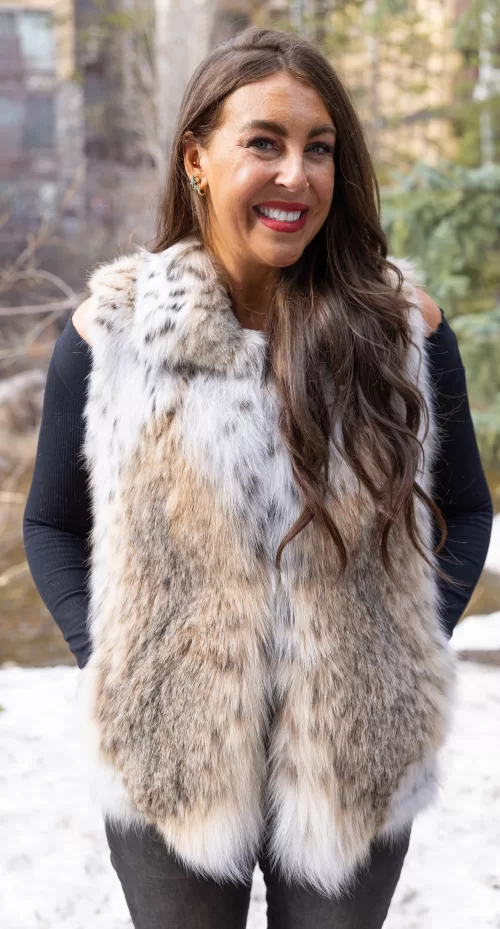 This natural American lynx vest features beautifully patterned lynx fur in soft, natural tones. The vest adds effortless style to any outfit. Additionally, its unique markings create a truly special look. You will love its cozy feel and elegant appeal.