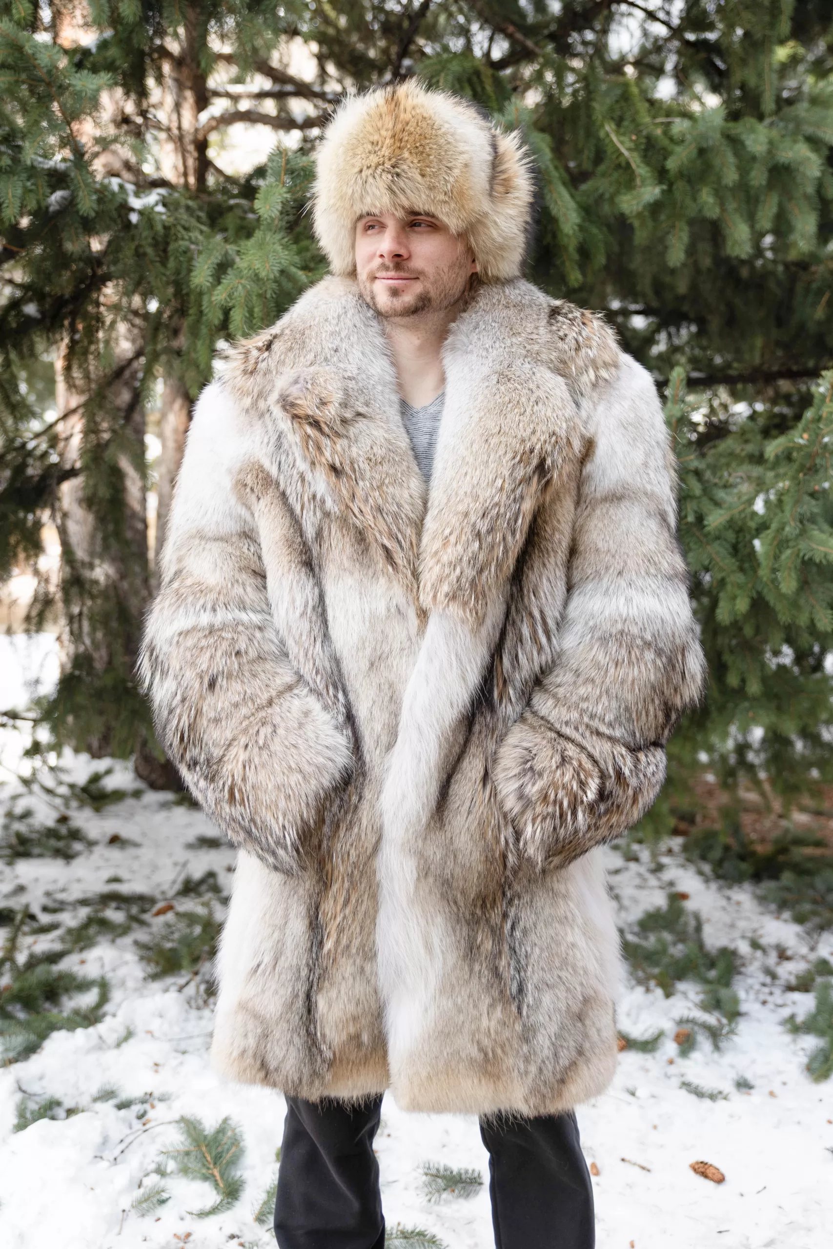 This natural coyote jacket offers rugged style and exceptional warmth for everyday wear. The rich, earthy tones create a bold look. Additionally, the durable construction ensures long-lasting comfort and protection. You will enjoy both practicality and timeless appeal.