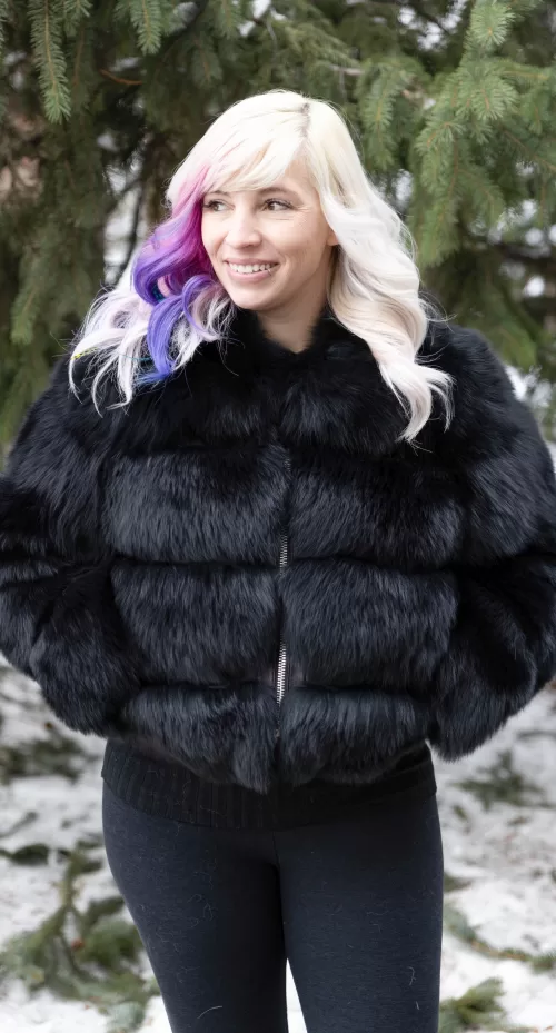 This black fox zip-up jacket offers timeless elegance with rich, dark fur. Additionally, its classic design makes it perfect for any occasion. You will look effortlessly stylish and refined.