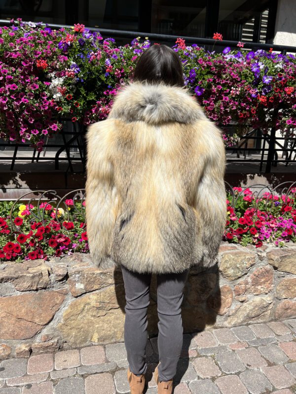 Our natural golden island fox fur jacket is a stunning piece that radiates luxury and warmth. This jacket has a unique blend of rich, golden hues that...