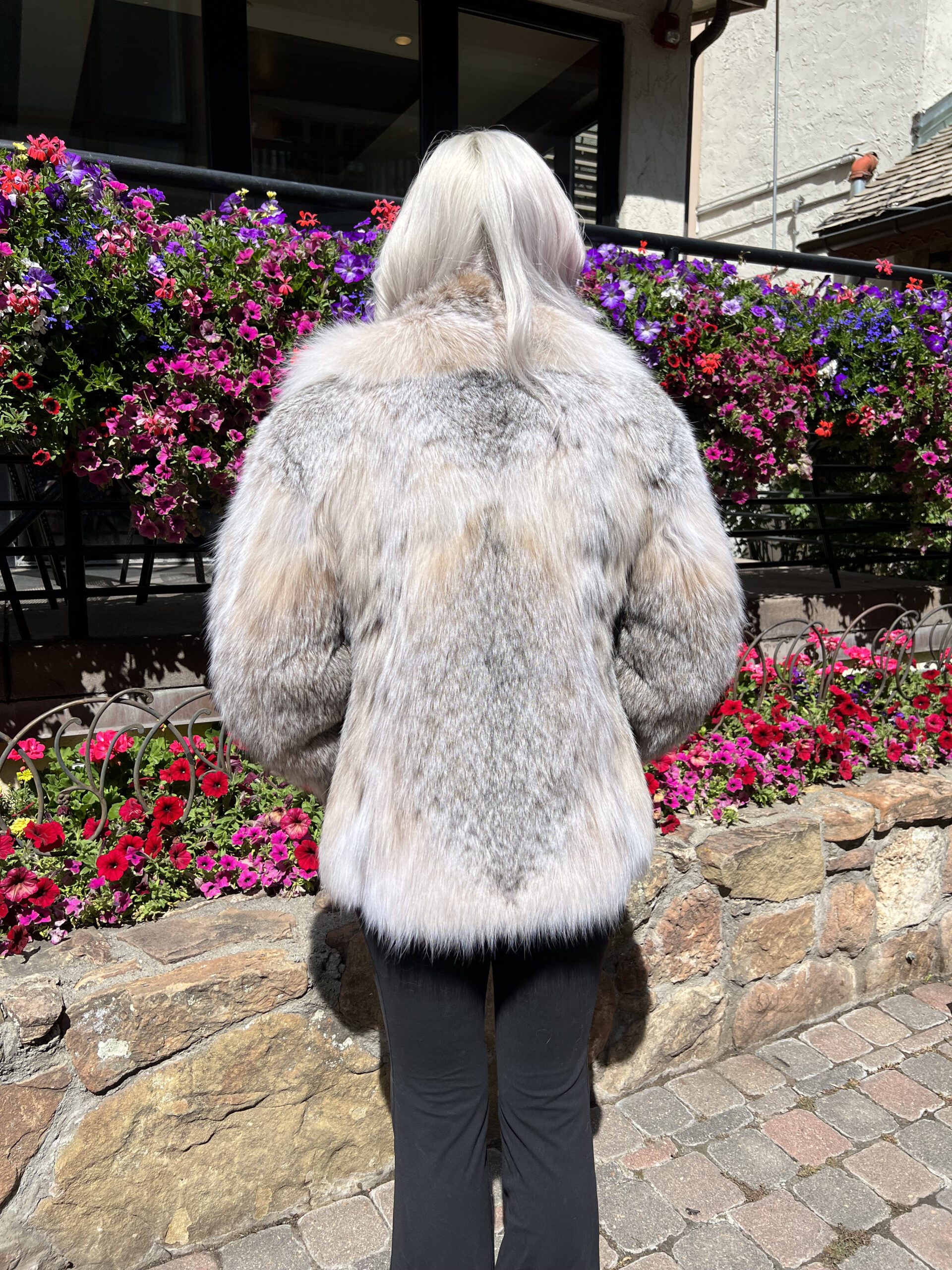 Our women's Canadian lynx jacket adds a statement of luxury to any outfit. Made from soft and warm lynx fur, this jacket offers comfort and protection...