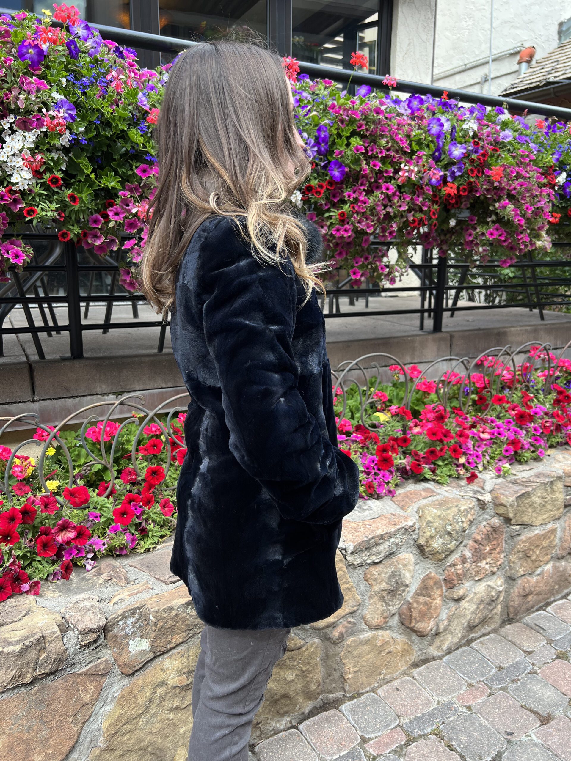 Our midnight blue sheared mink jacket with drawstring waist is a stunning piece that blends luxury with a modern twist. The deep blue color and soft...