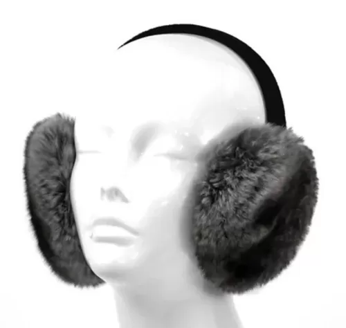 Our natural chinchilla earmuffs keep your ears warm with unmatched softness. Their plush fur feels luxurious and lightweight. Additionally, their elegant design complements any winter outfit.